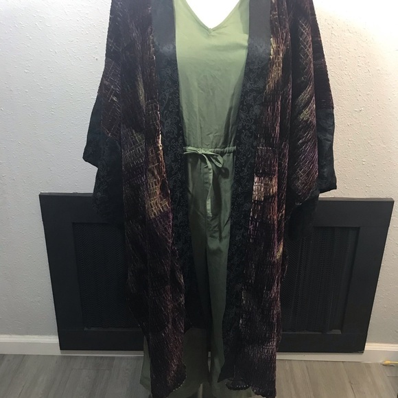CONJURING Rebecca Floater Velvet Duster Plus Size - Picture 1 of 7